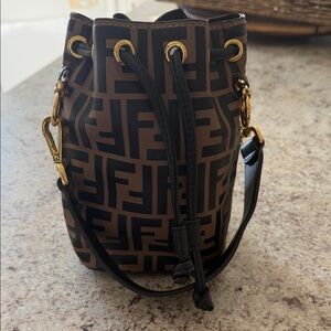 ❤️❤️SOLD❤️❤️Fashion Black and Brown Mini Bucket Bag